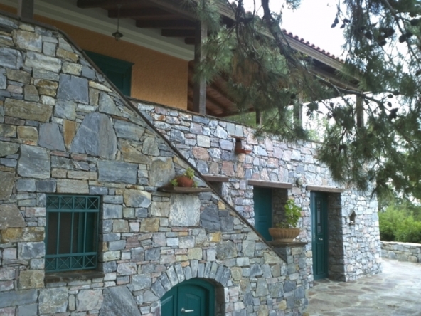 Stone wall masonry